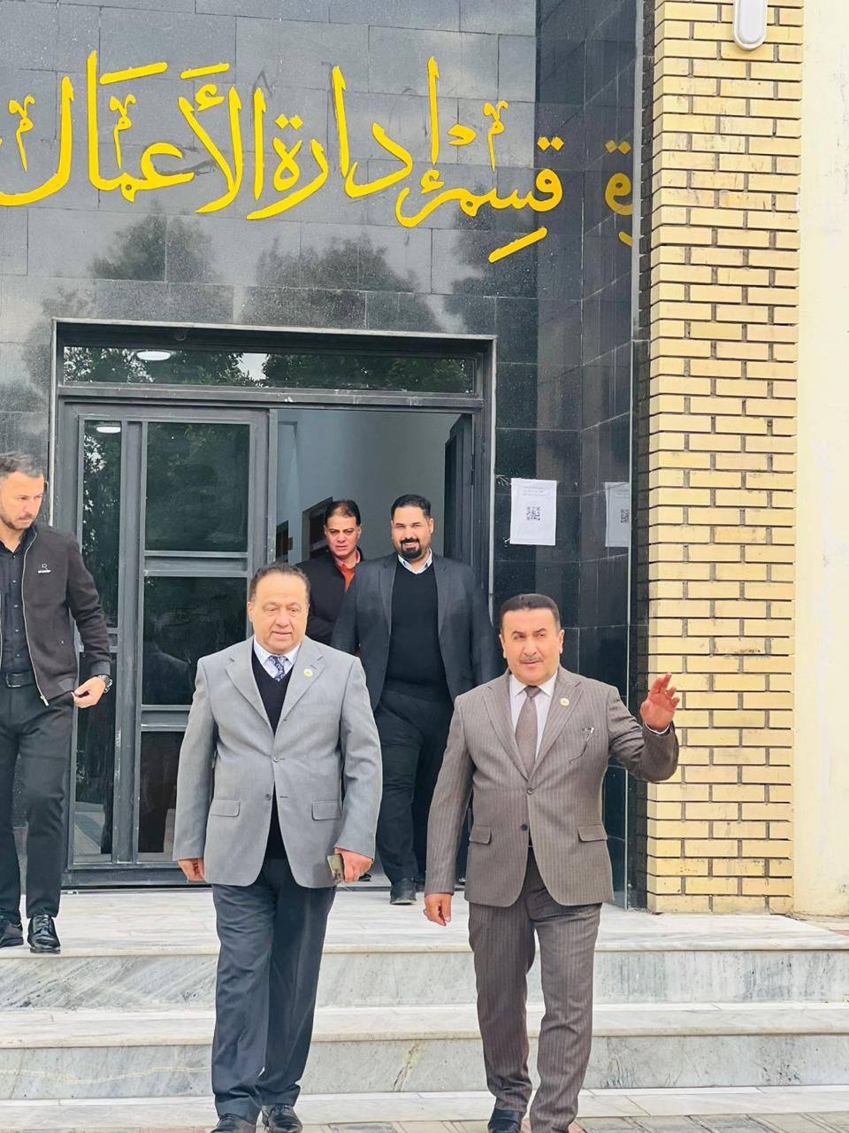 رئيس جامعة ذي قار يتفقد سير امتحانات الكورس الأول في كلية الإدارة والاقتصاد